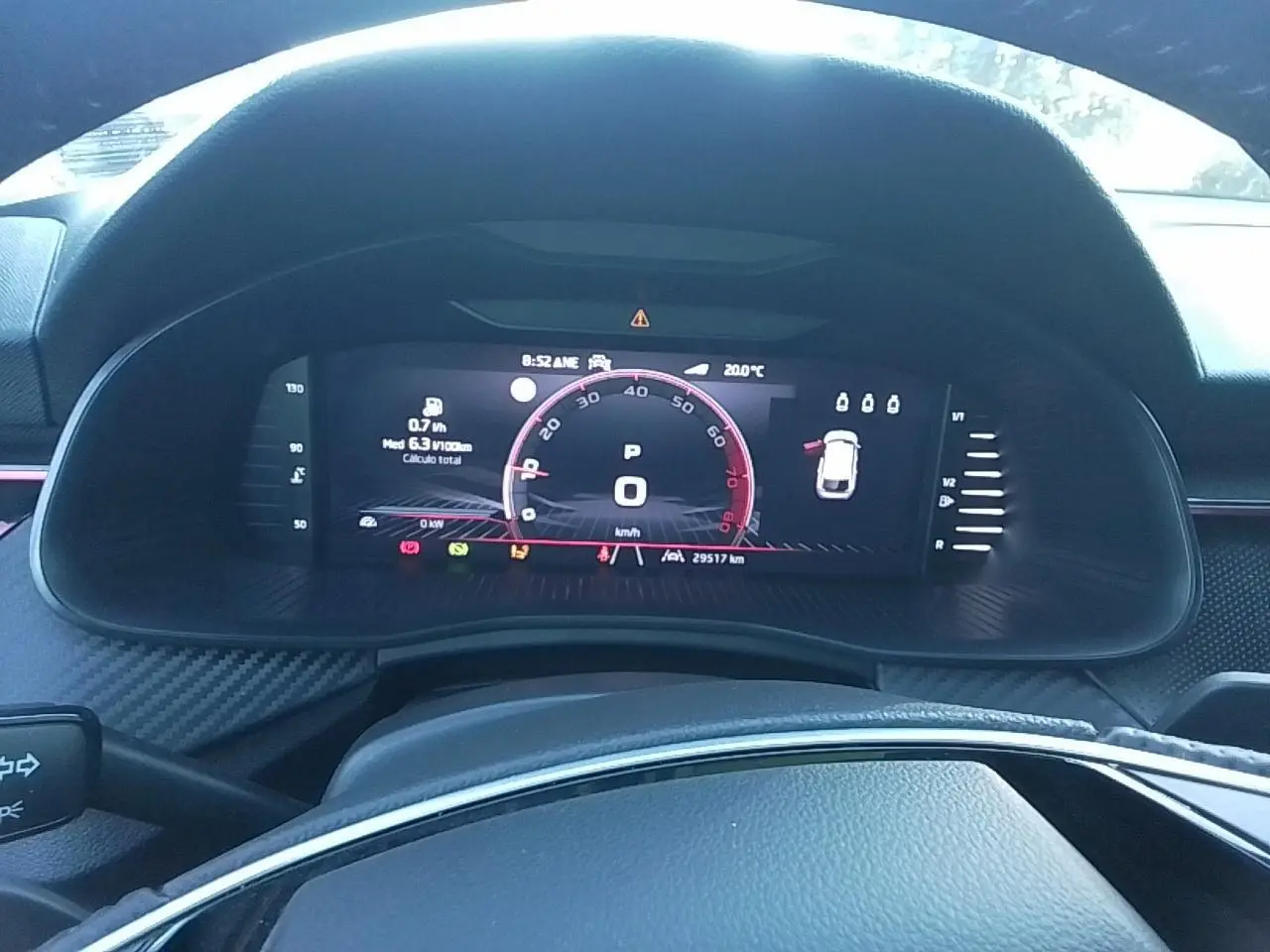 Vue rapprochée du tableau de bord numérique de la Skoda Scala Monte-Carlo 2025, affichage vitesse et alertes.