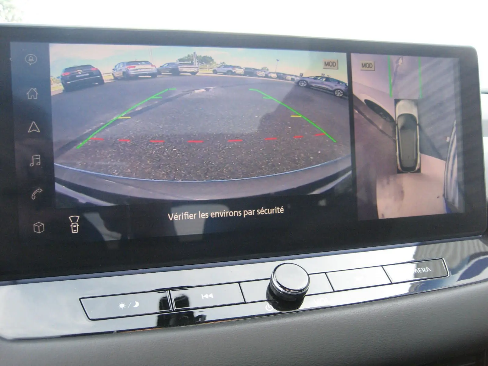 Écran multimédia du Nissan Qashqai blanc 2024 montrant la caméra de recul et la vue 360° en intérieur.