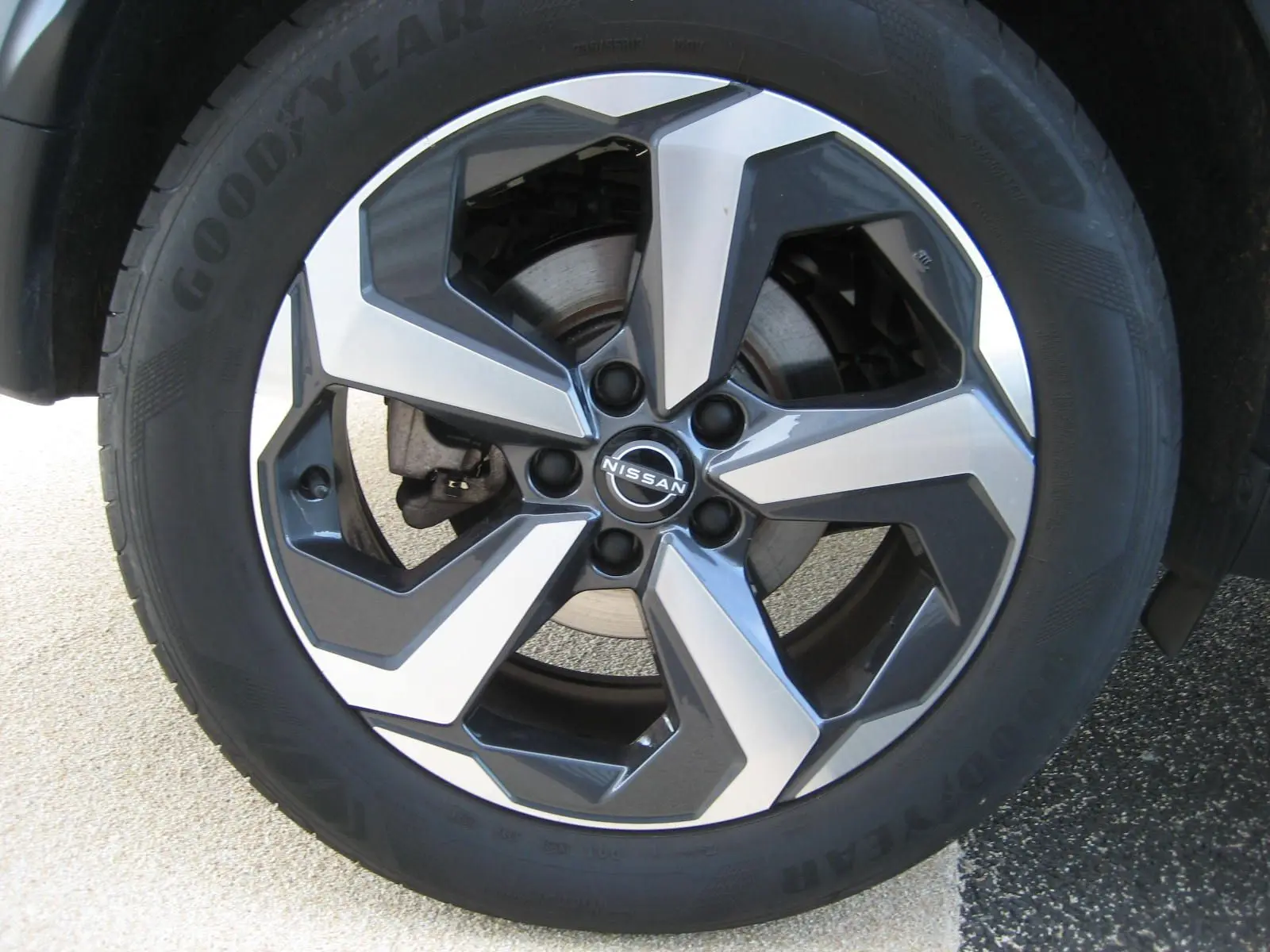 Gros plan sur la roue de secours noire du Nissan Qashqai blanc 2024, côté arrière droit du véhicule.