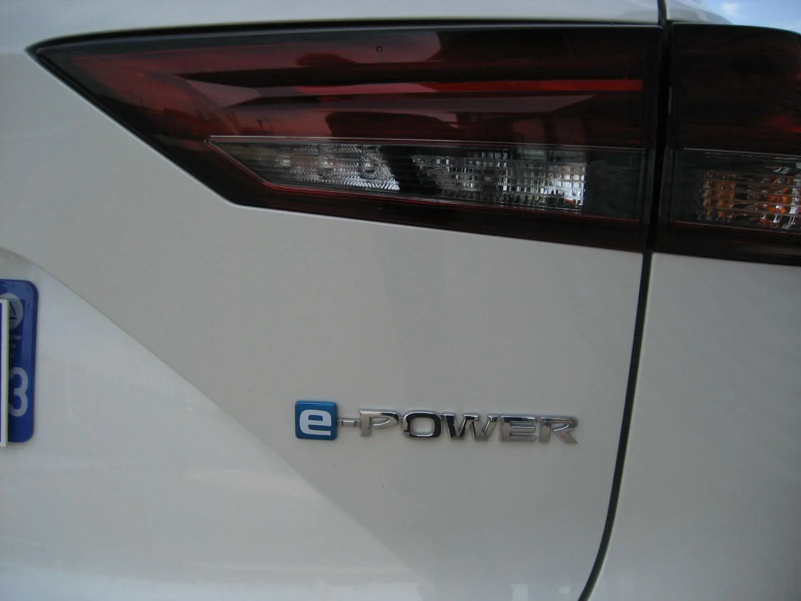 Gros plan sur le feu arrière droit blanc du Nissan Qashqai 2024 avec le badge e-POWER visible.