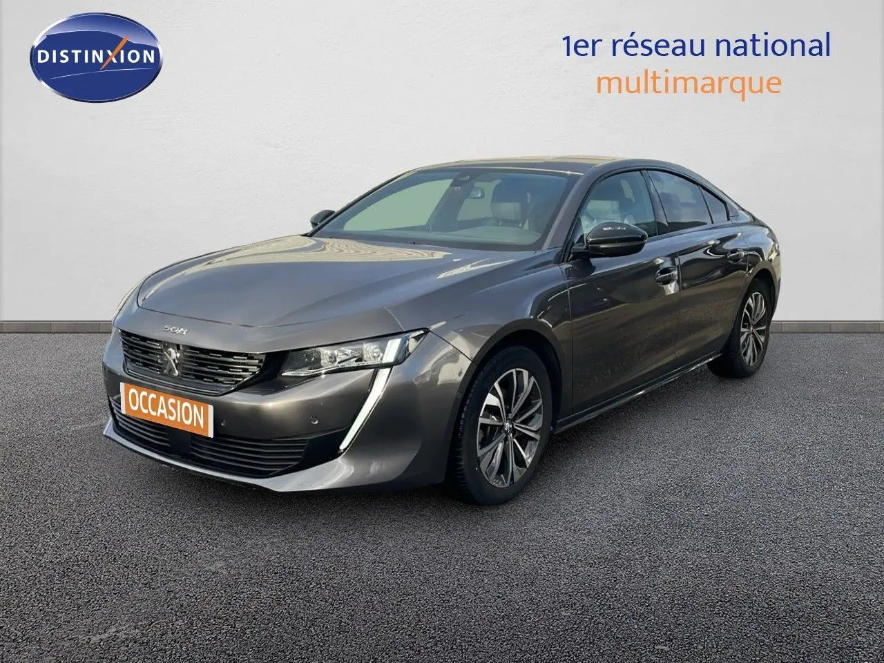 Peugeot 508 gris platinium métal en 3/4 avant droit, avec feux LED et jantes alliage biton.