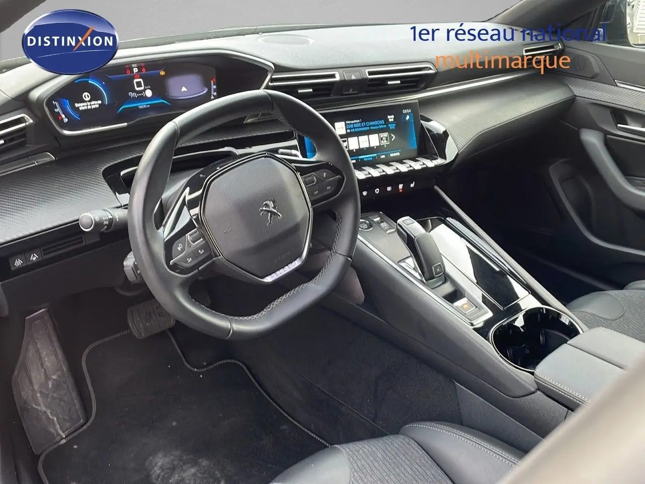 Vue intérieure côté conducteur du Peugeot 508 2023, tableau de bord moderne avec écran tactile et volant compact noir.