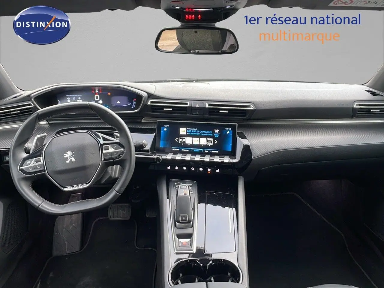 Vue intérieure avant du tableau de bord et volant du Peugeot 508 gris platinium, avec écran tactile central et commandes modernes.
