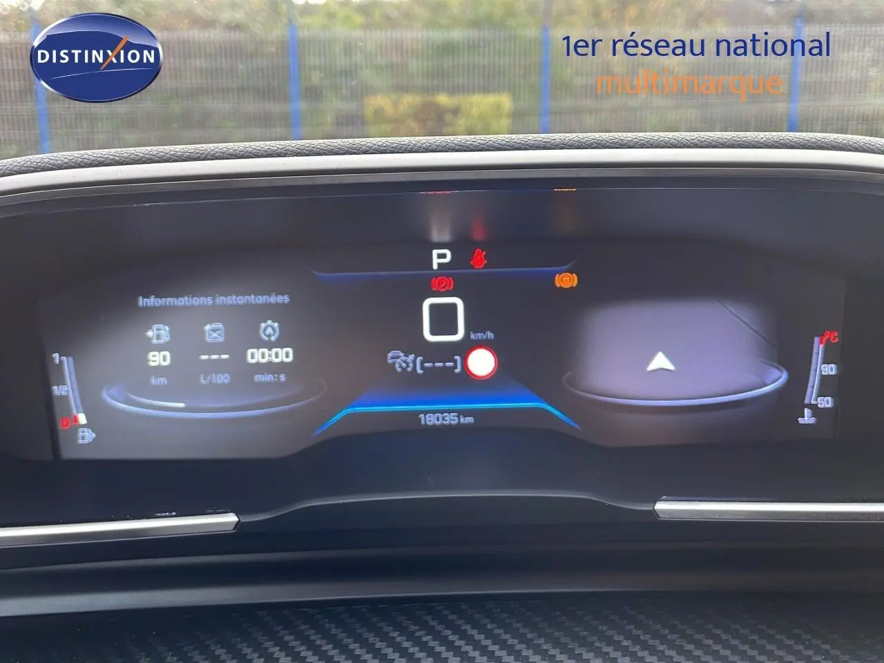 Tableau de bord numérique de Peugeot 508 gris platinium, affichant vitesse, autonomie et température moteur.