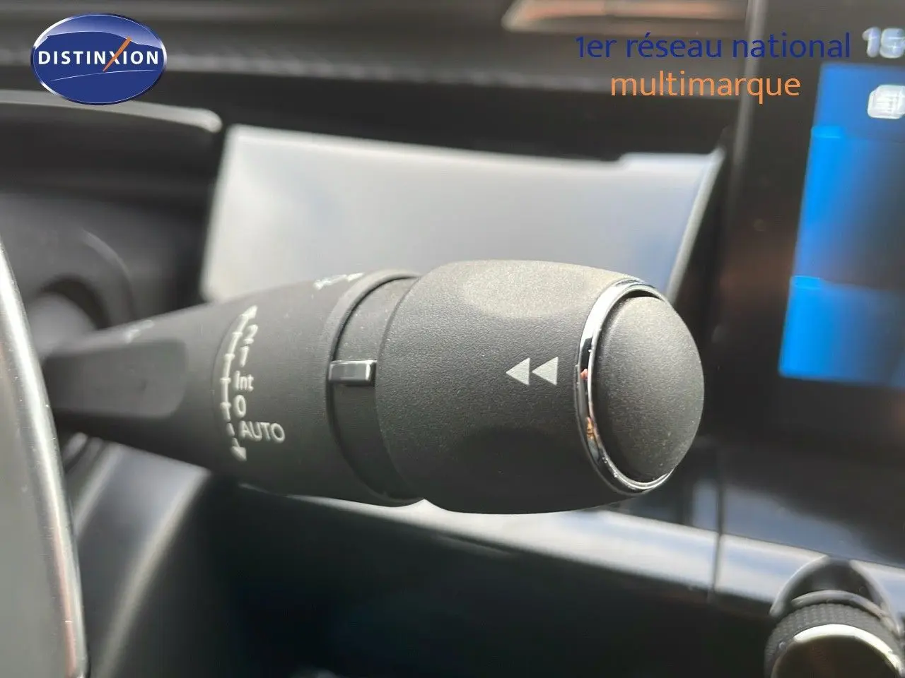 Image en gros plan sur le commodo de commande d’essuie-glace dans l’habitacle d’une Peugeot 508 gris platinium 2023.