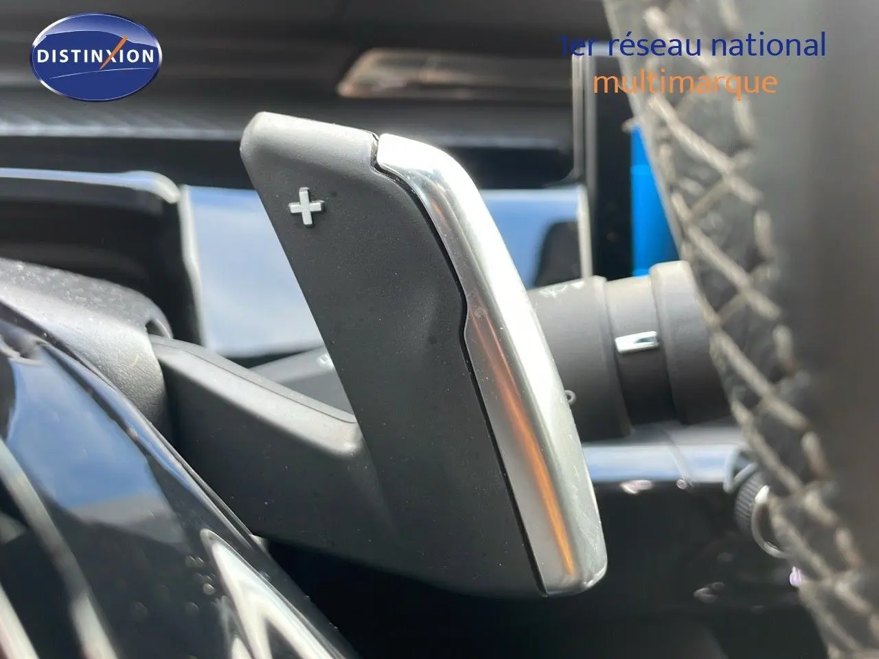 Gros plan sur la palette de changement de vitesses droite dans l’habitacle d’une Peugeot 508 gris platinium 2023.