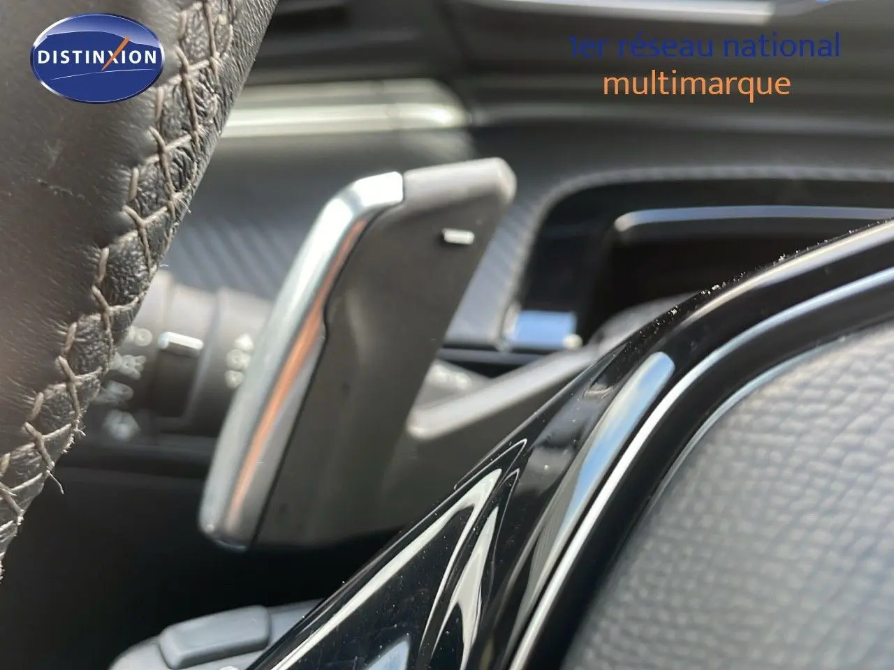 Gros plan sur la palette de changement de vitesse au volant d’une Peugeot 508 2023, intérieur cuir noir.