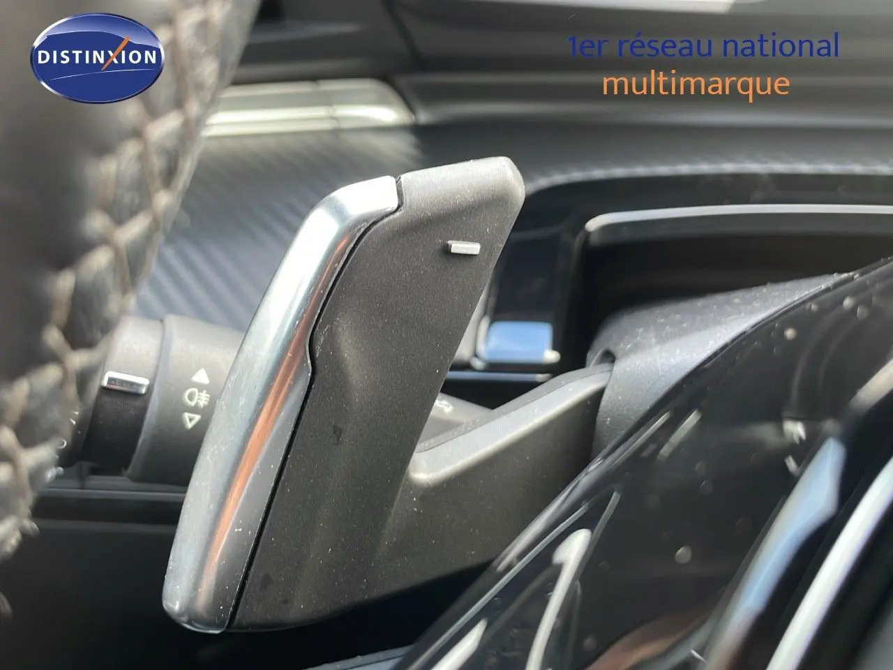 Gros plan sur la palette de changement de vitesse côté droit du volant d’une Peugeot 508 gris platinium 2023.