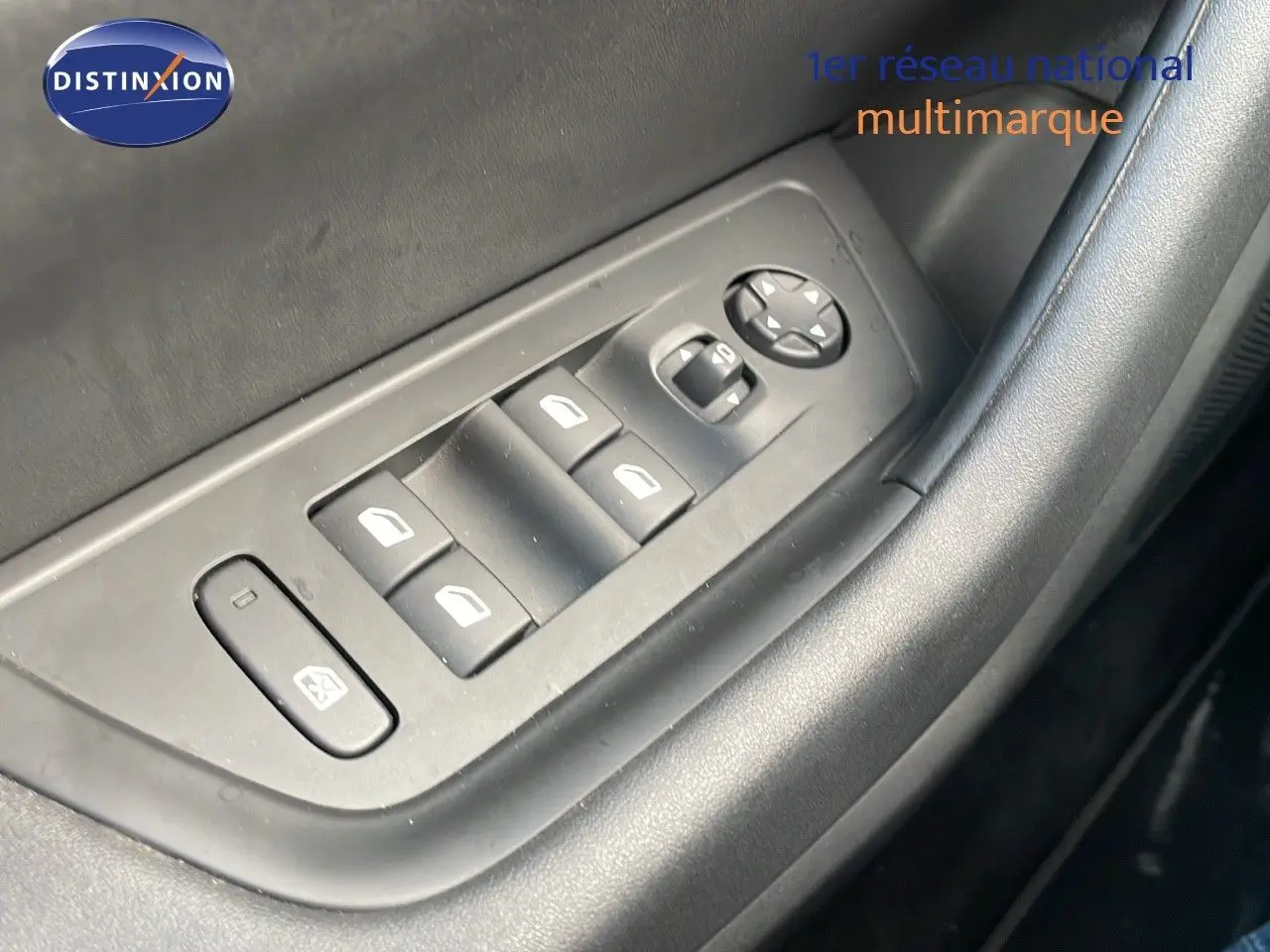 Commande des vitres électriques et réglage des rétroviseurs côté conducteur de la Peugeot 508 gris platinium.