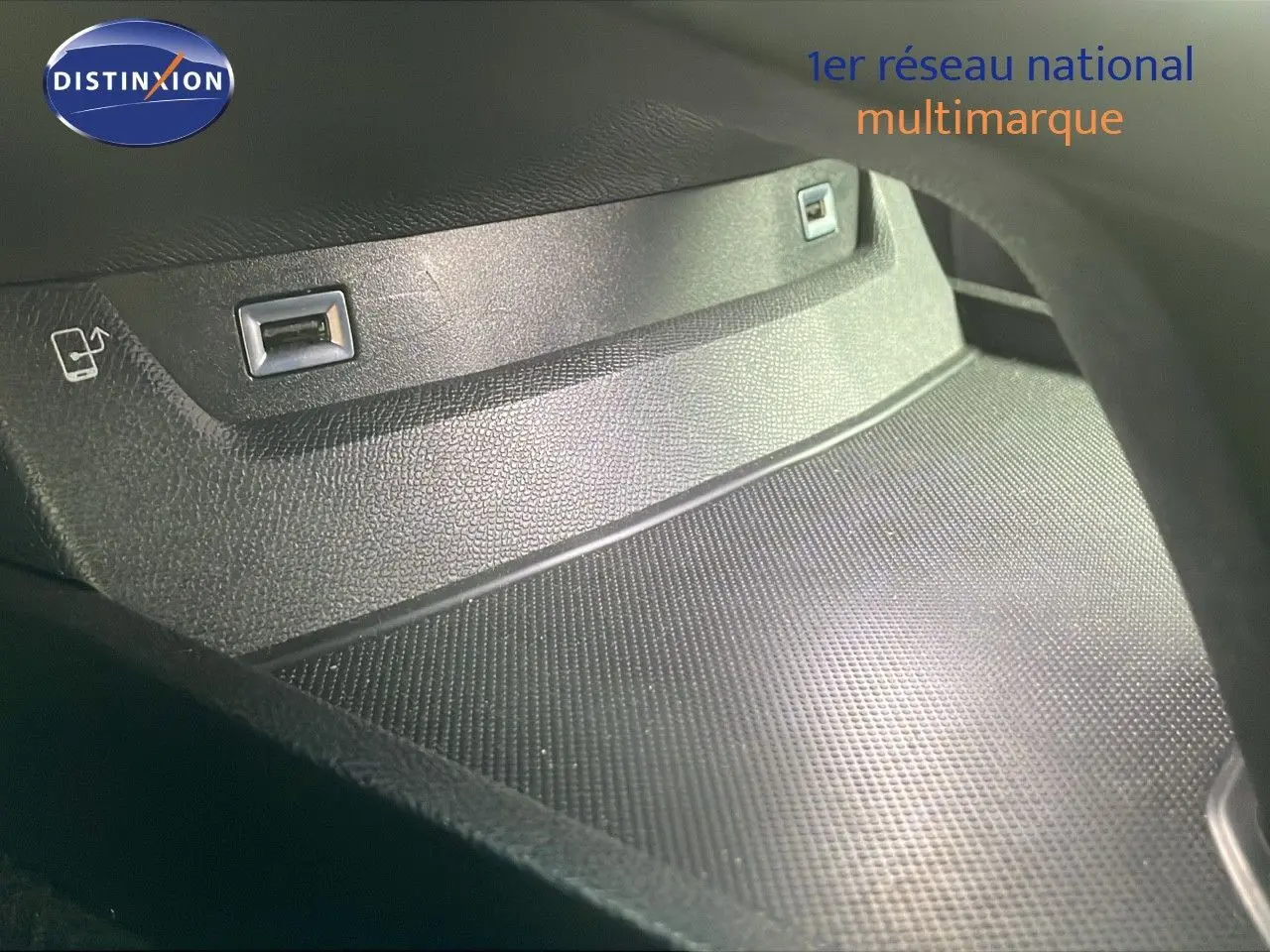 Gros plan sur la console centrale avec deux ports USB de la Peugeot 508 Gris Platinium Metal, version 2023.