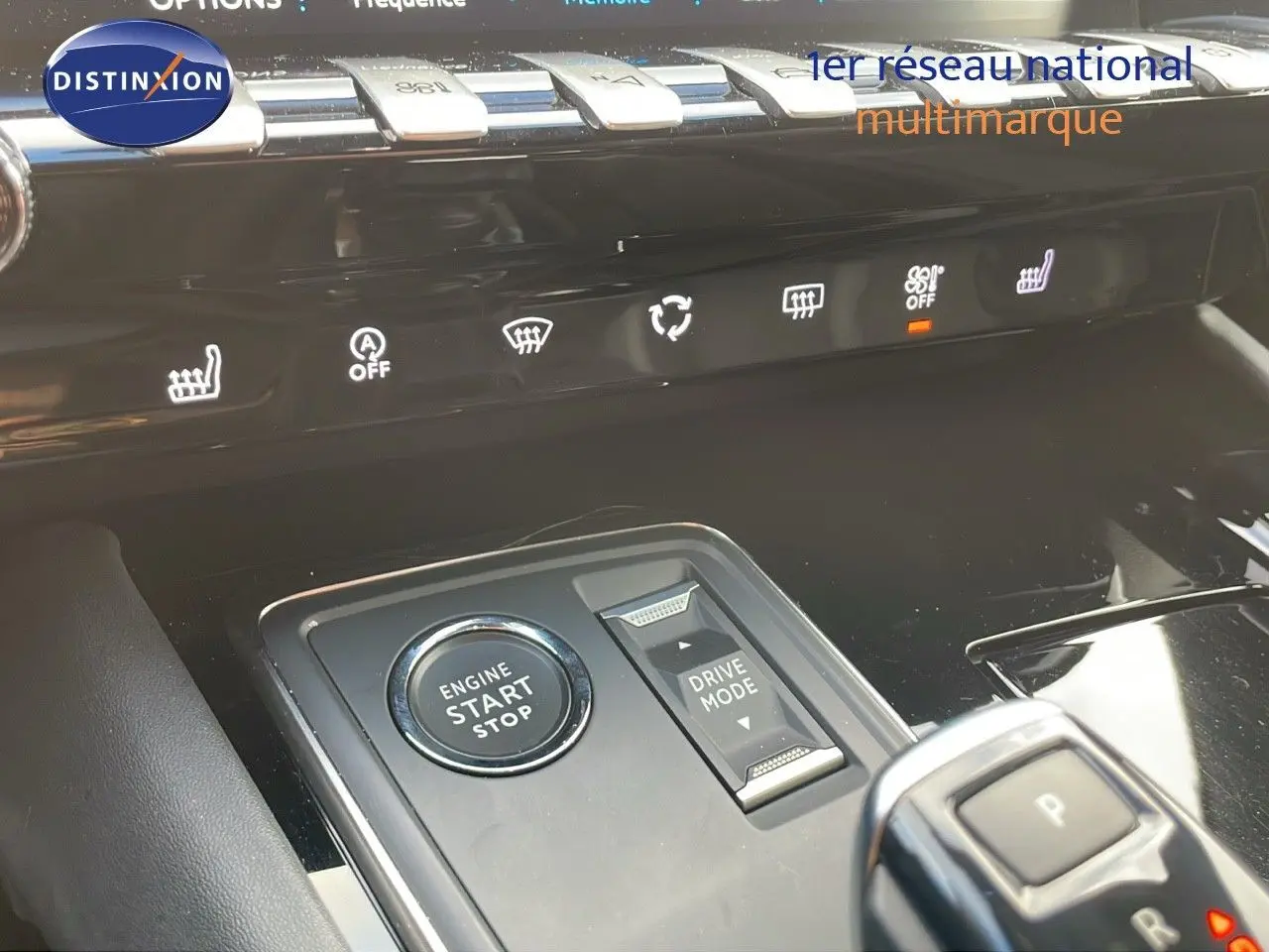 Détail intérieur du bouton start/stop et sélecteur de mode de conduite sur Peugeot 508 gris platinium 2023.