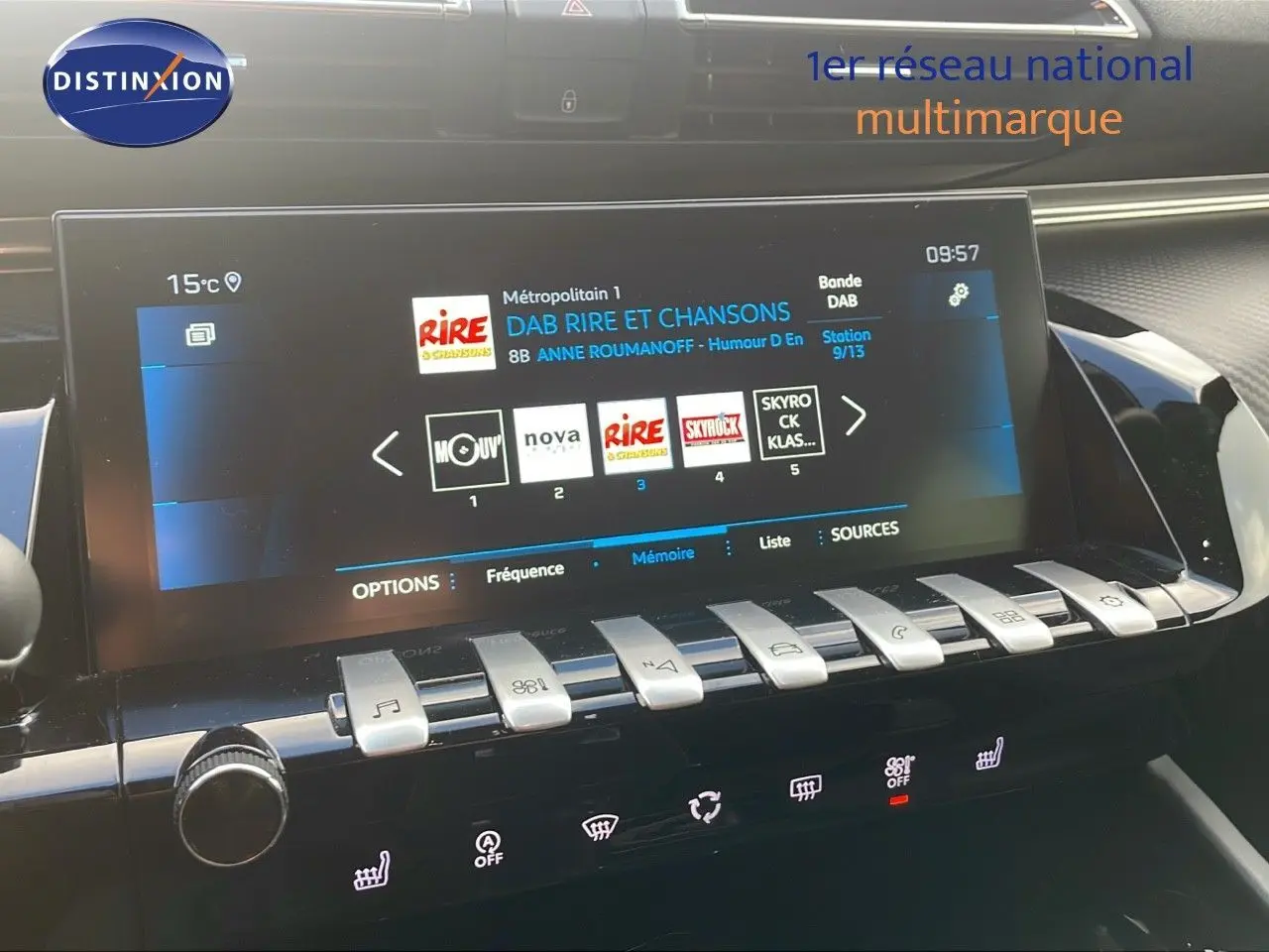 Vue rapprochée de l’écran tactile et des commandes piano du tableau de bord de la Peugeot 508 gris platinium 2023.