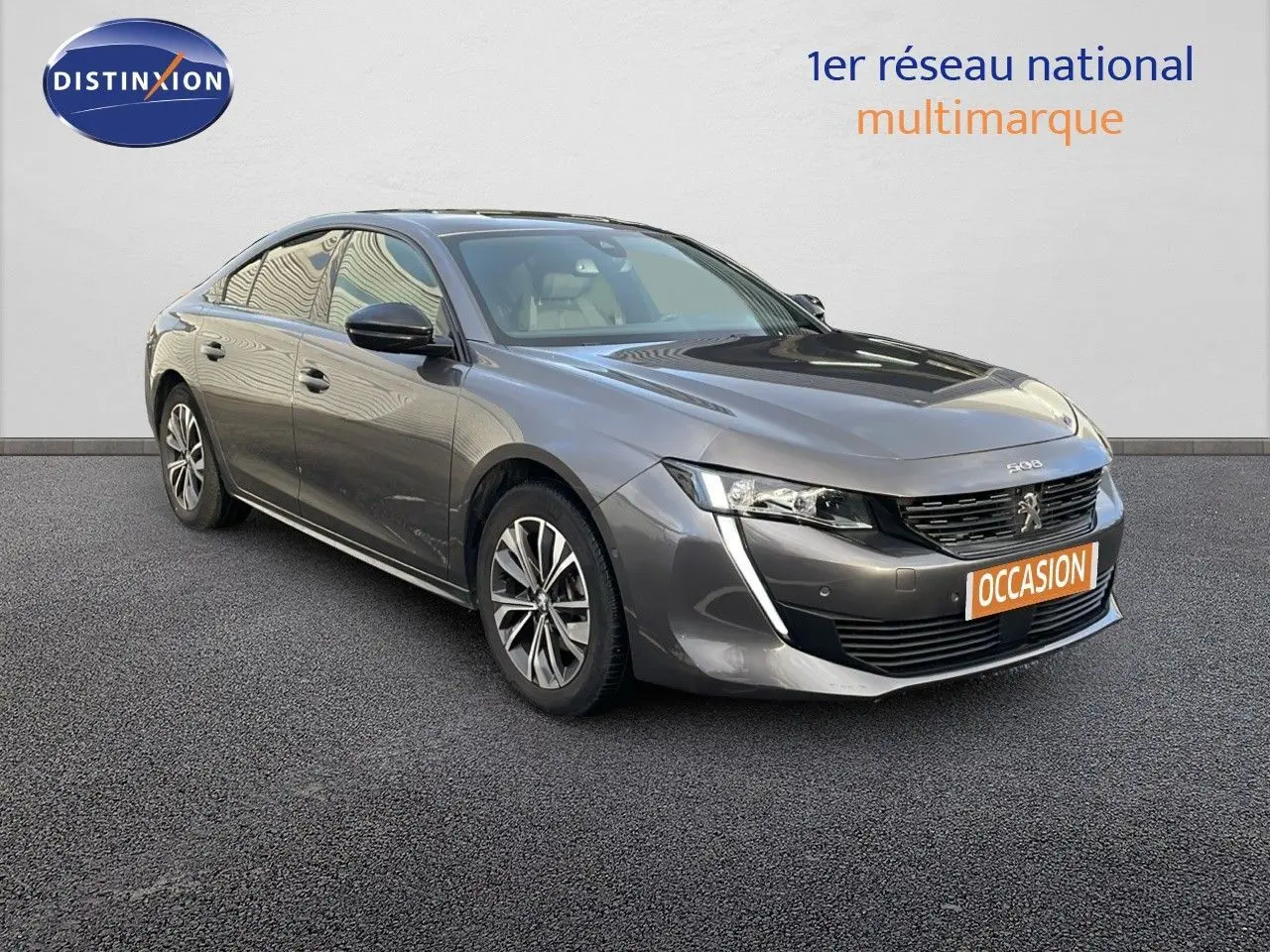 Peugeot 508 gris platinium métal vue 3/4 avant avec phares LED et calandre distinctive, sur fond neutre.