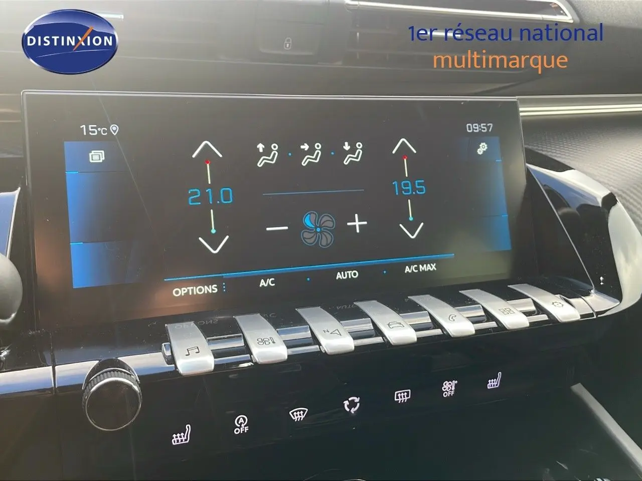Vue rapprochée de la console centrale tactile de la Peugeot 508 gris platinium, affichant la climatisation automatique.