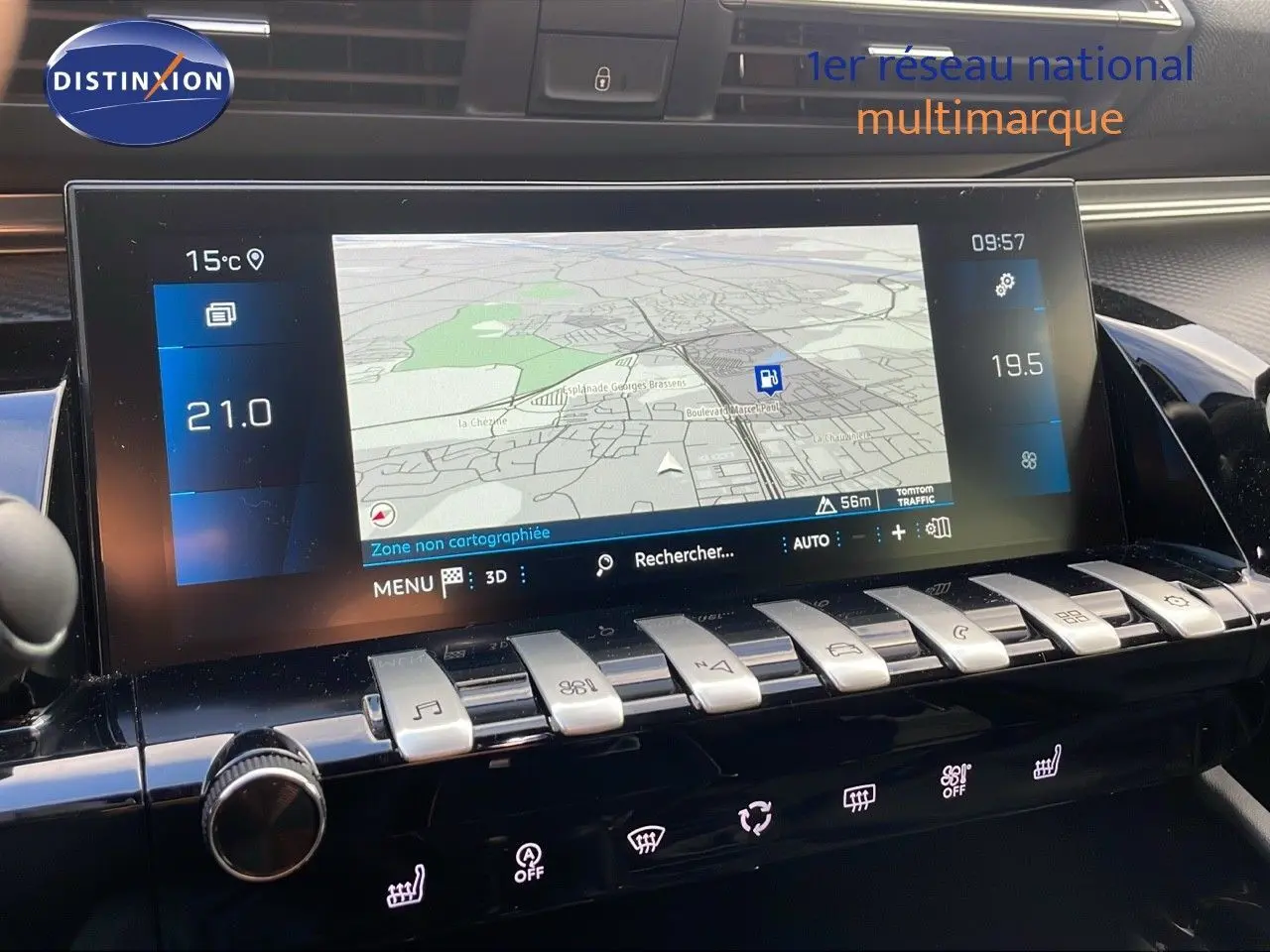 Vue rapprochée de l’écran tactile central et des commandes piano du tableau de bord d’une Peugeot 508 gris platinium.
