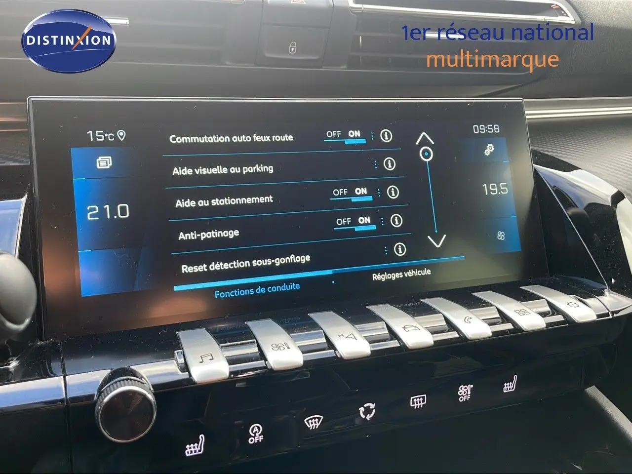 Écran tactile central du tableau de bord de la Peugeot 508 gris platinium, affichant les réglages d’aide à la conduite.