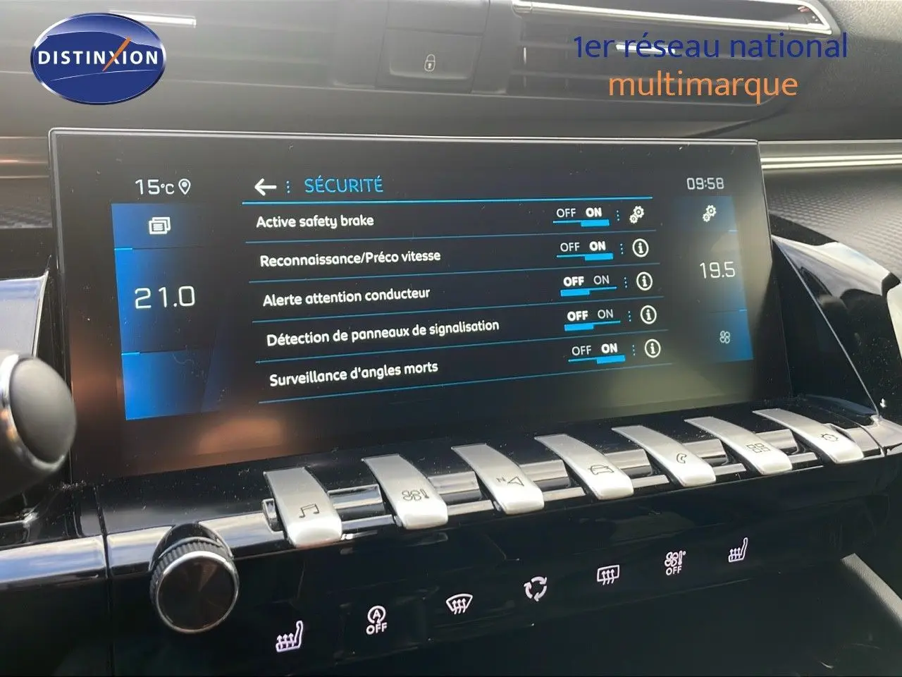Vue rapprochée de l’écran tactile central de la Peugeot 508 gris platinium, affichant les options de sécurité activées.