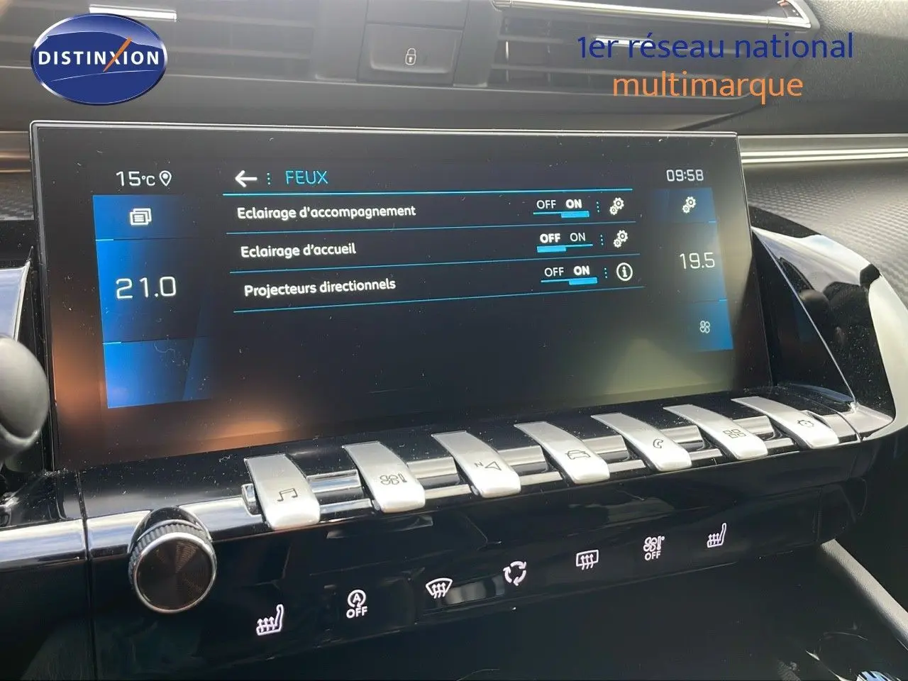 Écran tactile central de la Peugeot 508 gris platinium, vue rapprochée du tableau de bord avec commandes d’éclairage.