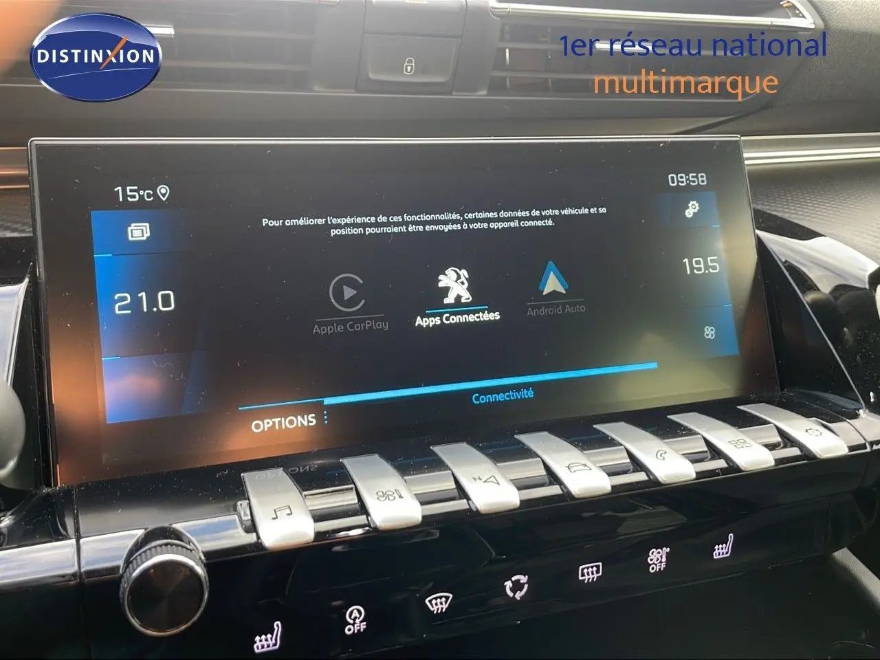 Écran tactile central du tableau de bord de la Peugeot 508 gris platinium, affichant les options de connectivité.