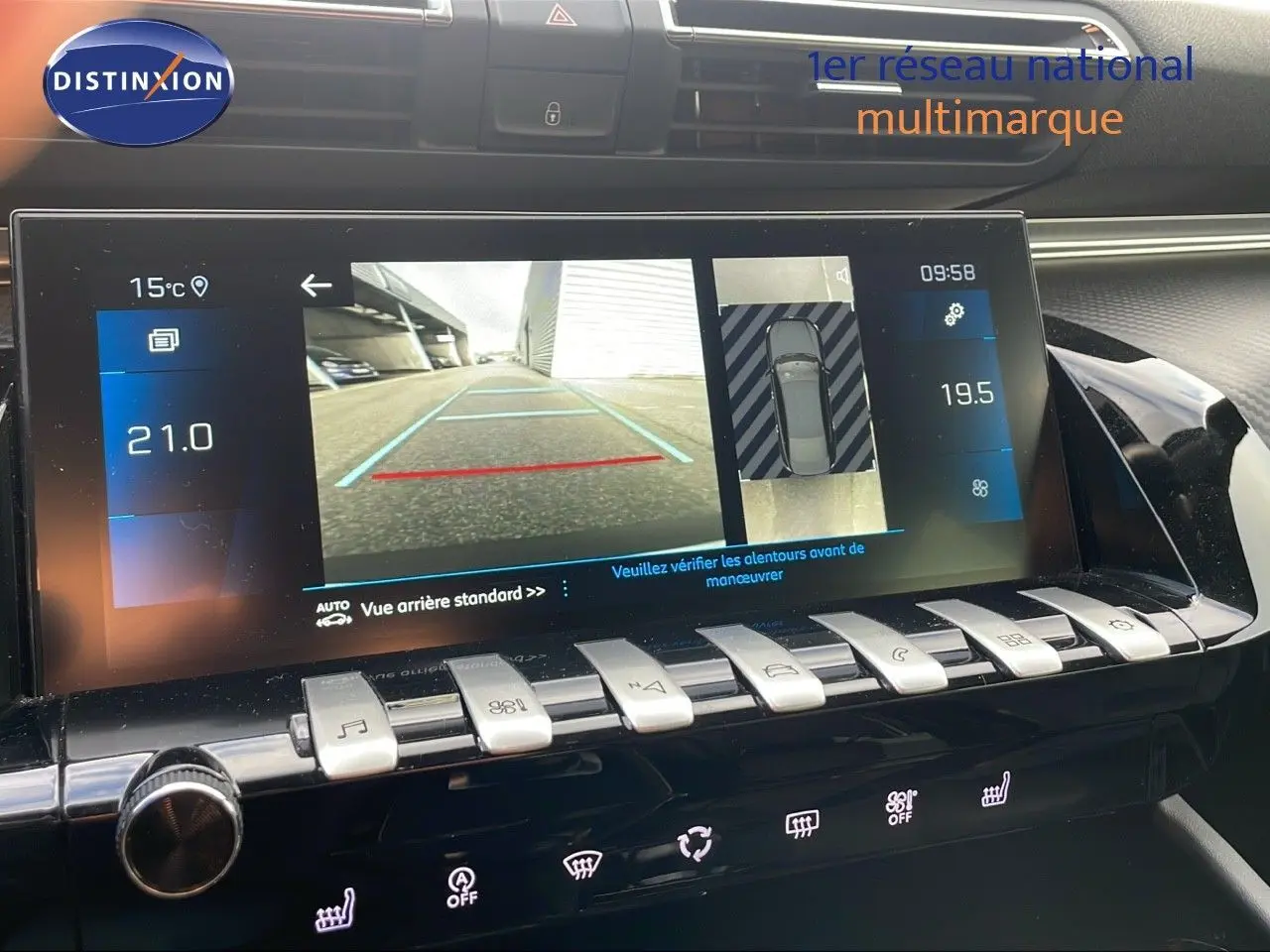 Écran tactile intérieur de la Peugeot 508 gris platinium, affichant la caméra de recul et les commandes de climatisation.