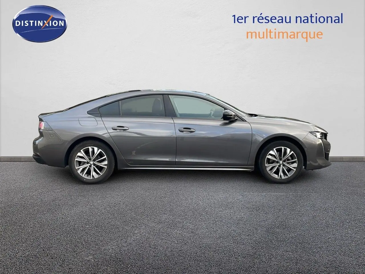 Profil latéral droit d’une Peugeot 508 gris platinium métallisé, berline élégante avec jantes alliage et lignes fluides.