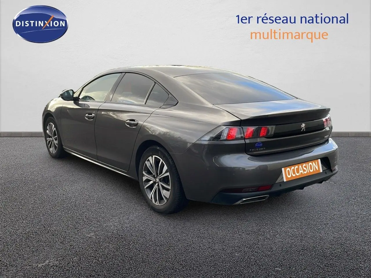 Vue 3/4 arrière droite d'une Peugeot 508 gris platinium métal avec feux arrière LED et double sortie d'échappement.
