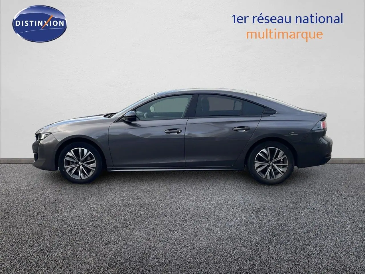 Vue de profil côté gauche d'une Peugeot 508 gris platinium métal, version PureTech 130 EAT8 Allure Pack 2023.