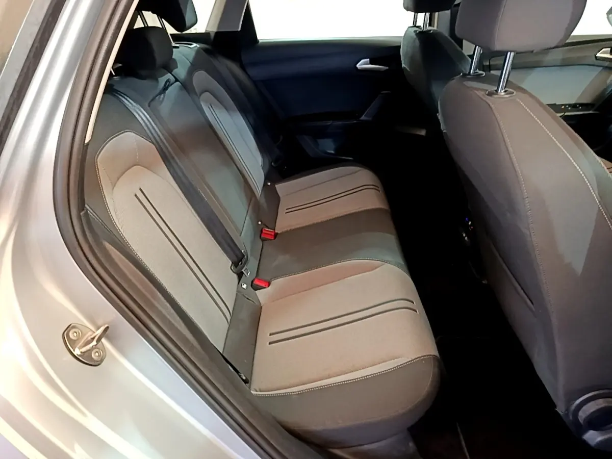Vue intérieure côté gauche montrant la banquette arrière grise et noire du SEAT LEON 2.0 TDI 2022.