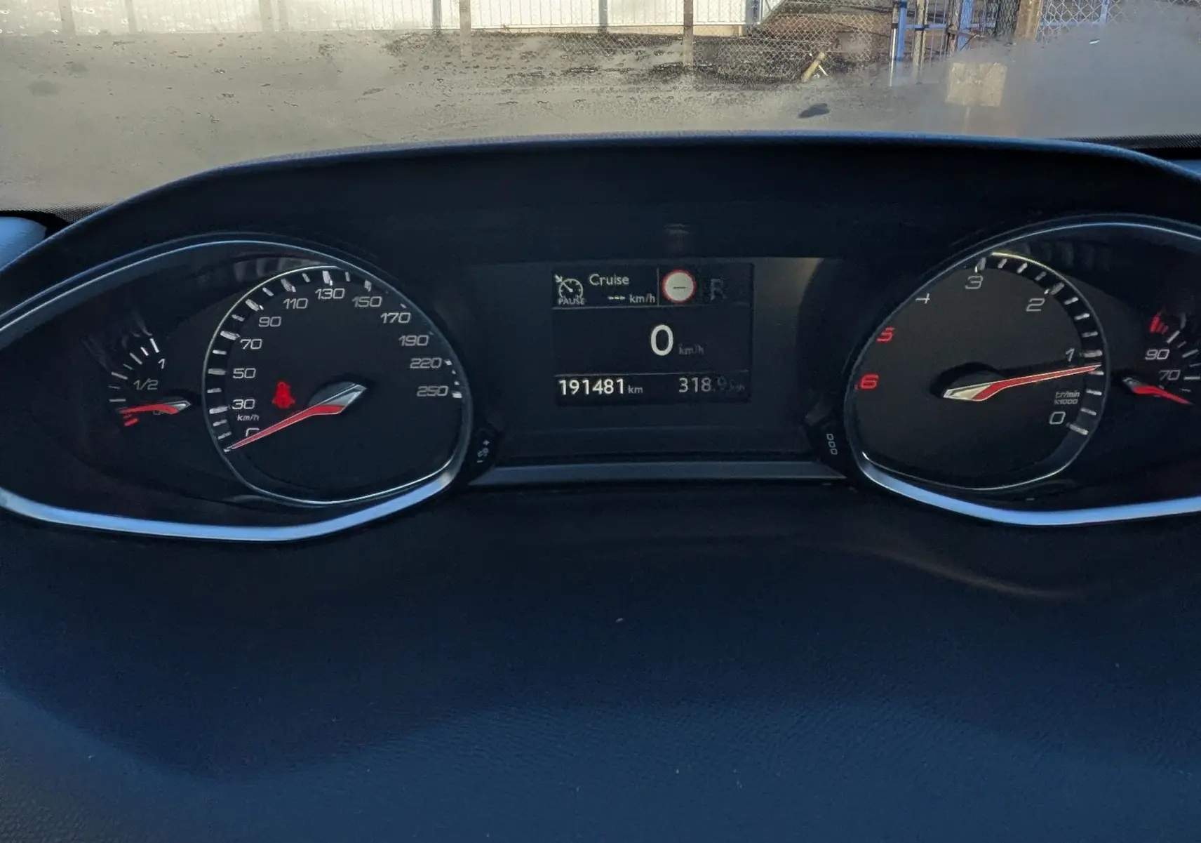 Vue intérieure du tableau de bord de la Peugeot 308 SW 2019, affichage digital et compteurs analogiques noirs.