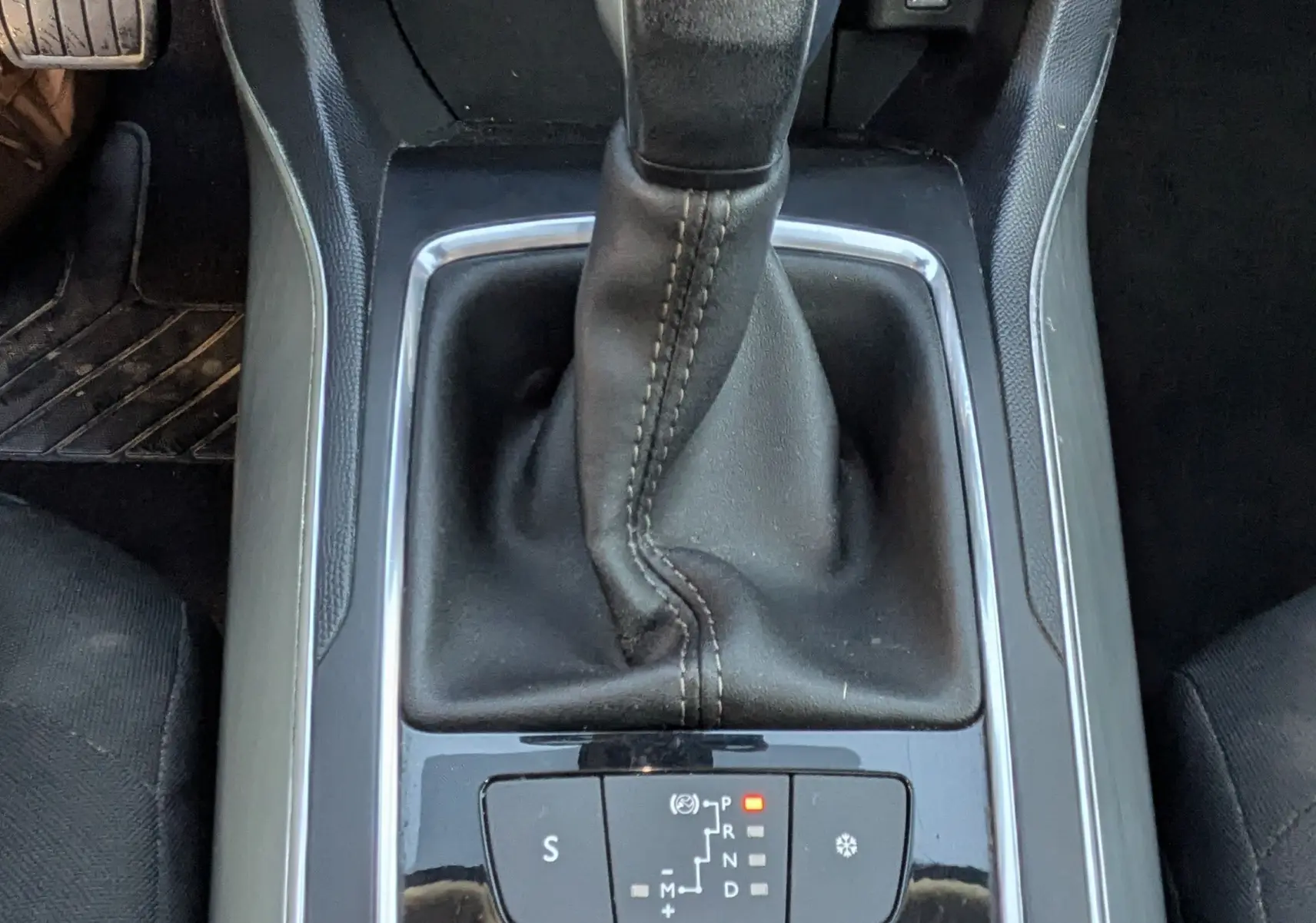 Gros plan sur le levier de vitesses automatique noir et la console centrale de la Peugeot 308 SW 2019.