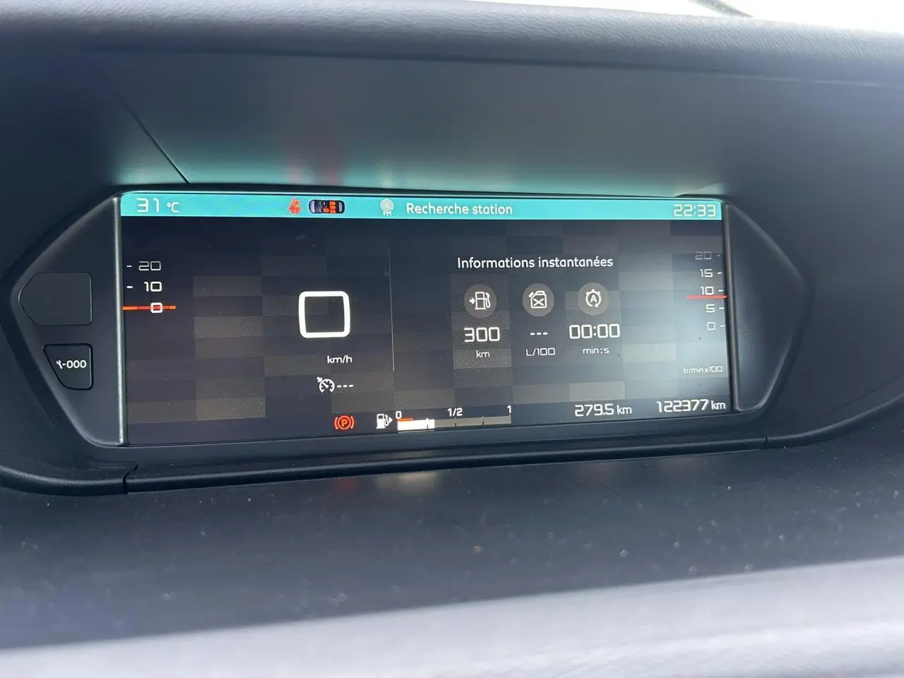 Affichage numérique du tableau de bord de la Citroën C4 Spacetourer 2019, avec informations instantanées et vitesse à zéro.