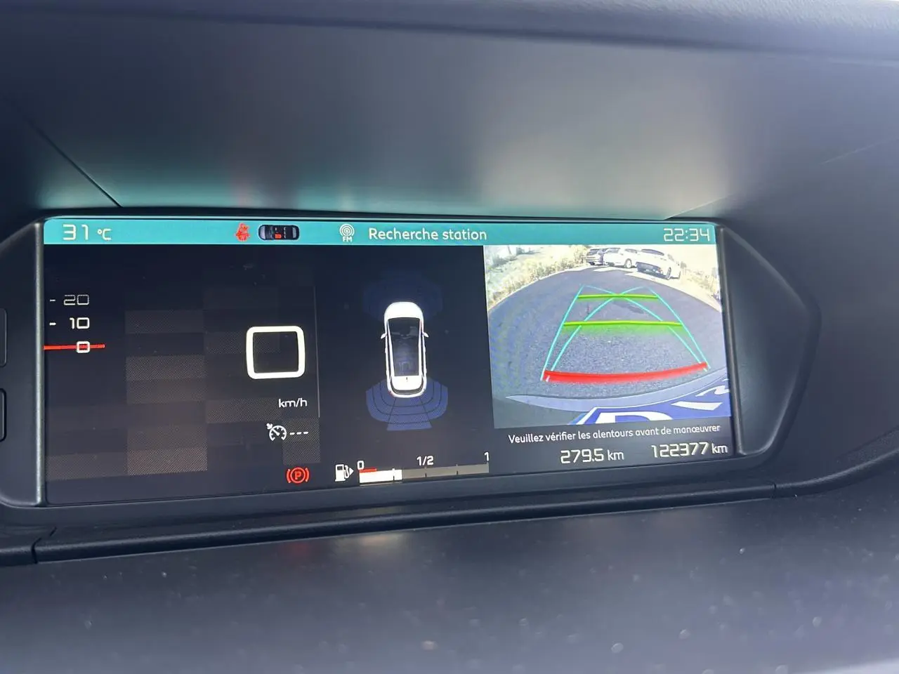 Écran de tableau de bord de Citroën C4 Spacetourer gris, affichant caméra de recul et informations de conduite.