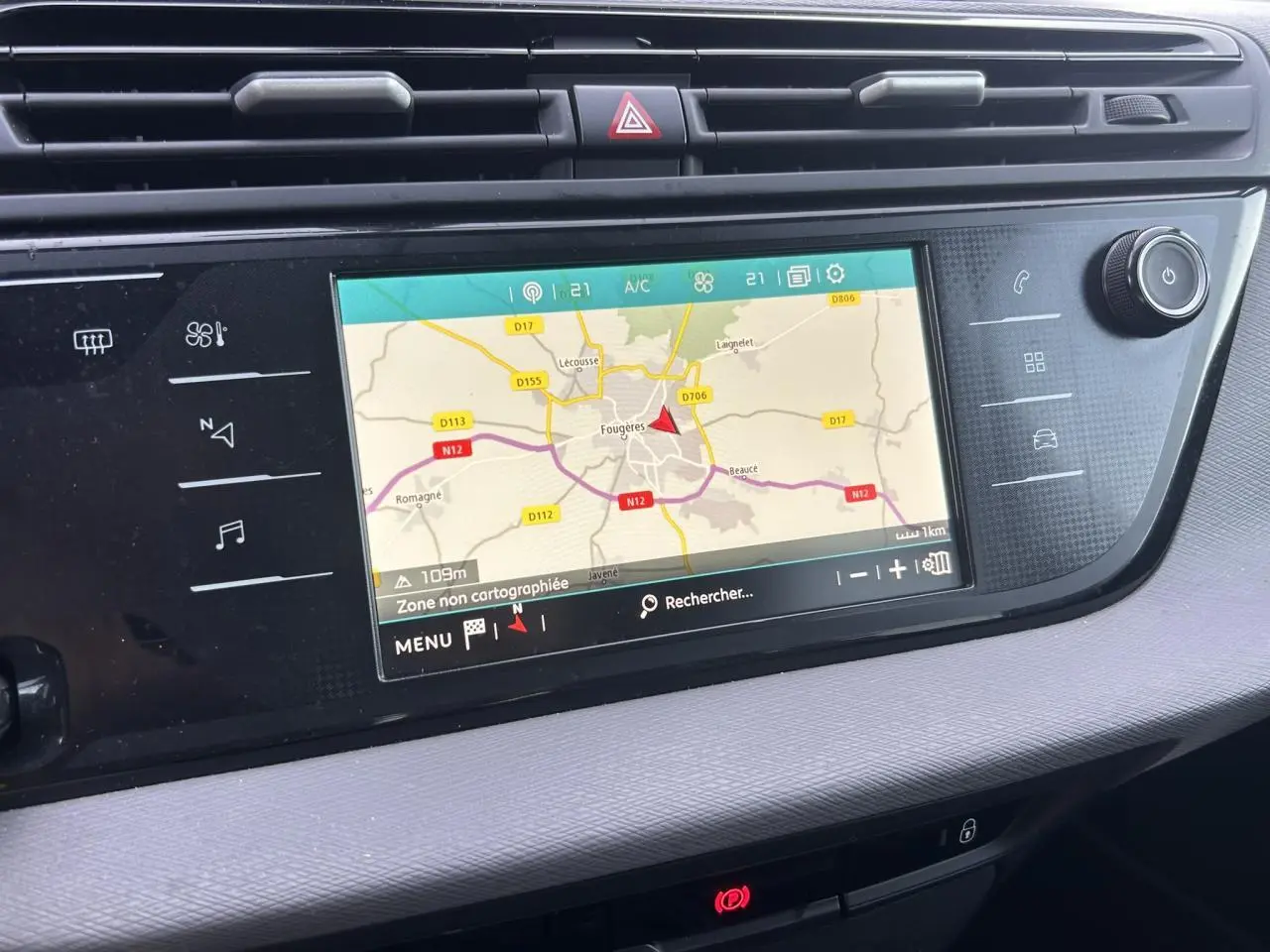 Vue rapprochée de l’écran tactile GPS du tableau de bord du Citroën C4 Spacetourer gris Platinium de 2019.