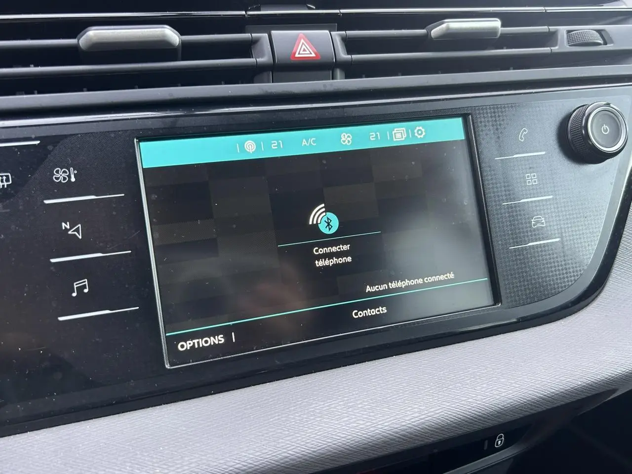 Écran tactile central du tableau de bord du Citroën C4 Spacetourer gris Platinium, vue rapprochée frontale.