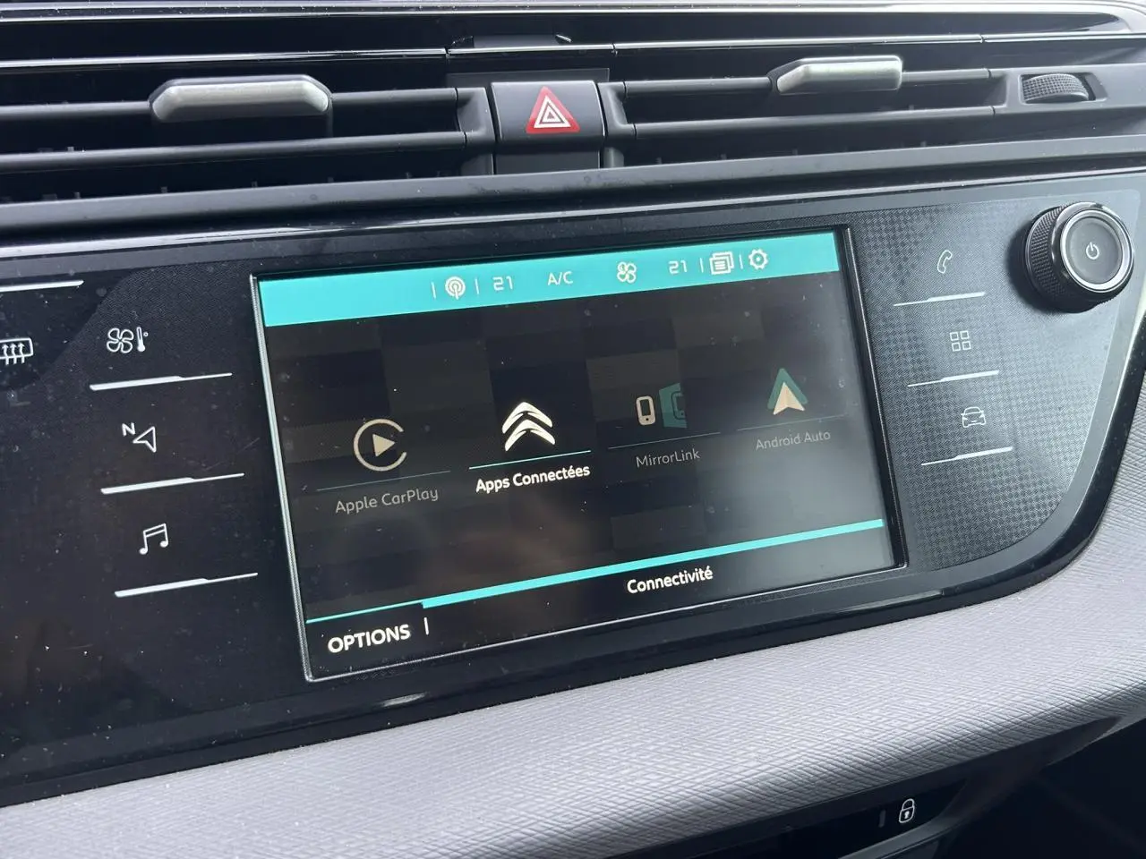 Gros plan sur l’écran tactile central du tableau de bord du Citroën C4 Spacetourer gris Platinium, affichant les applications connectées.