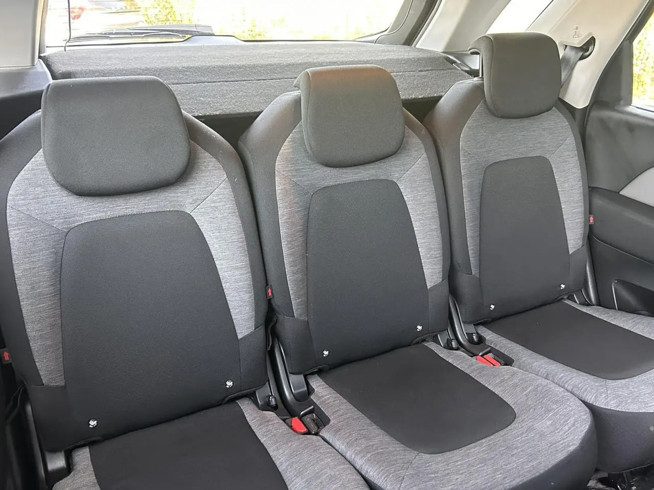 Vue rapprochée des trois sièges arrière gris et noirs du Citroën C4 Spacetourer, finition tissu Milazzo Grey.