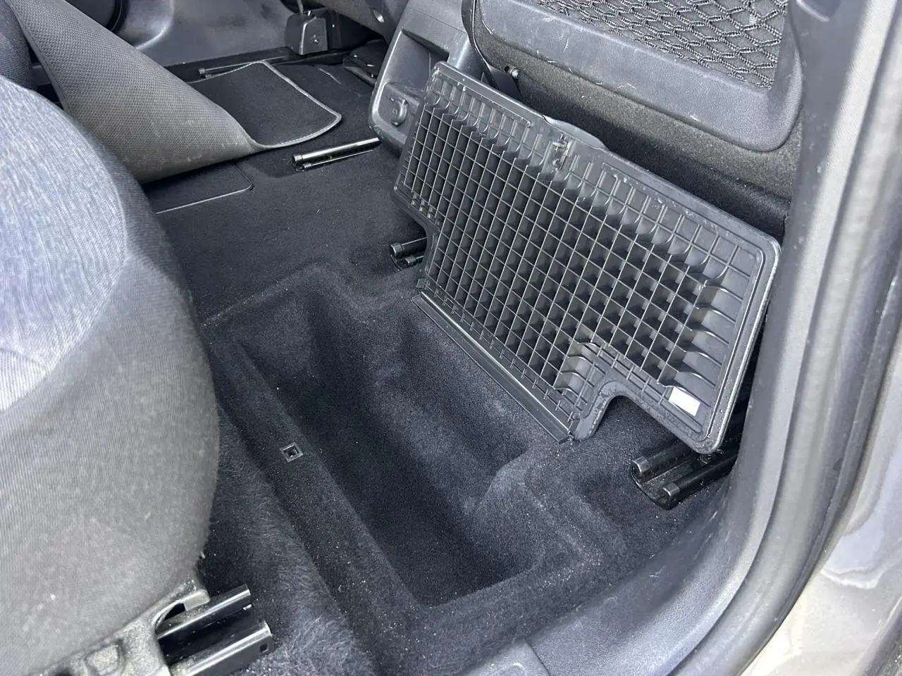 Vue intérieure côté droit du coffre de rangement sous plancher arrière du Citroën C4 Spacetourer gris Platinium 2019.