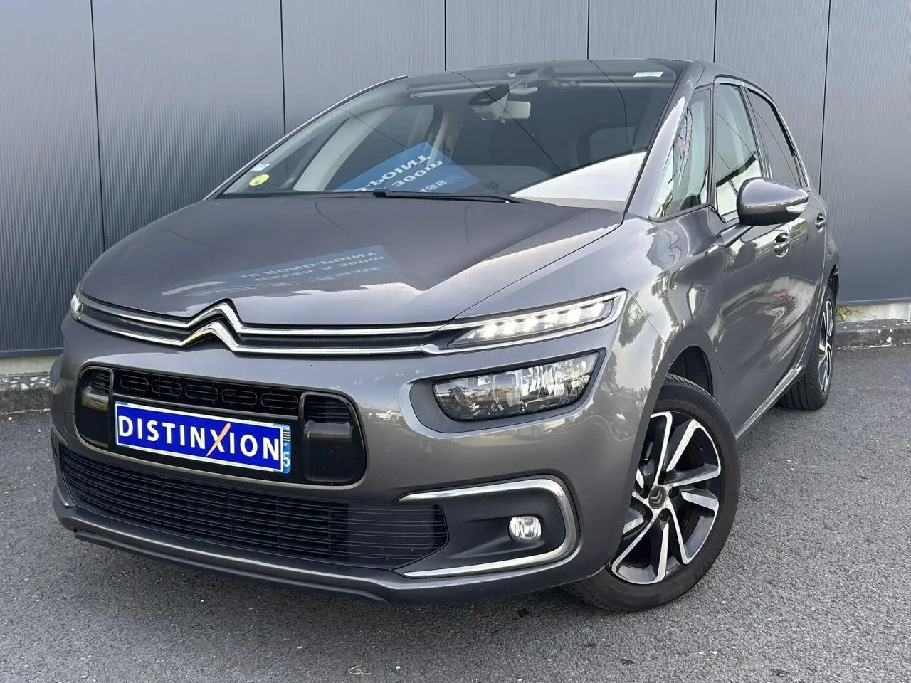Citroën C4 Spacetourer gris Platinium en 3/4 avant droit, avec jantes alliage bi-ton et feux LED allumés.