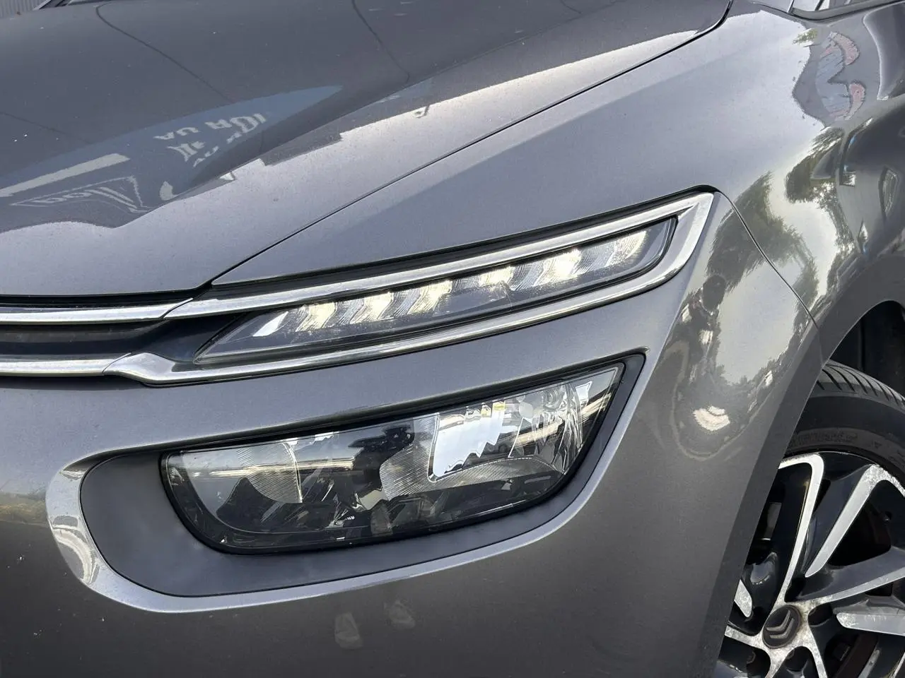 Gros plan sur l'avant droit gris Platinium du Citroën C4 Spacetourer avec phares LED et jante alliage bi-ton.
