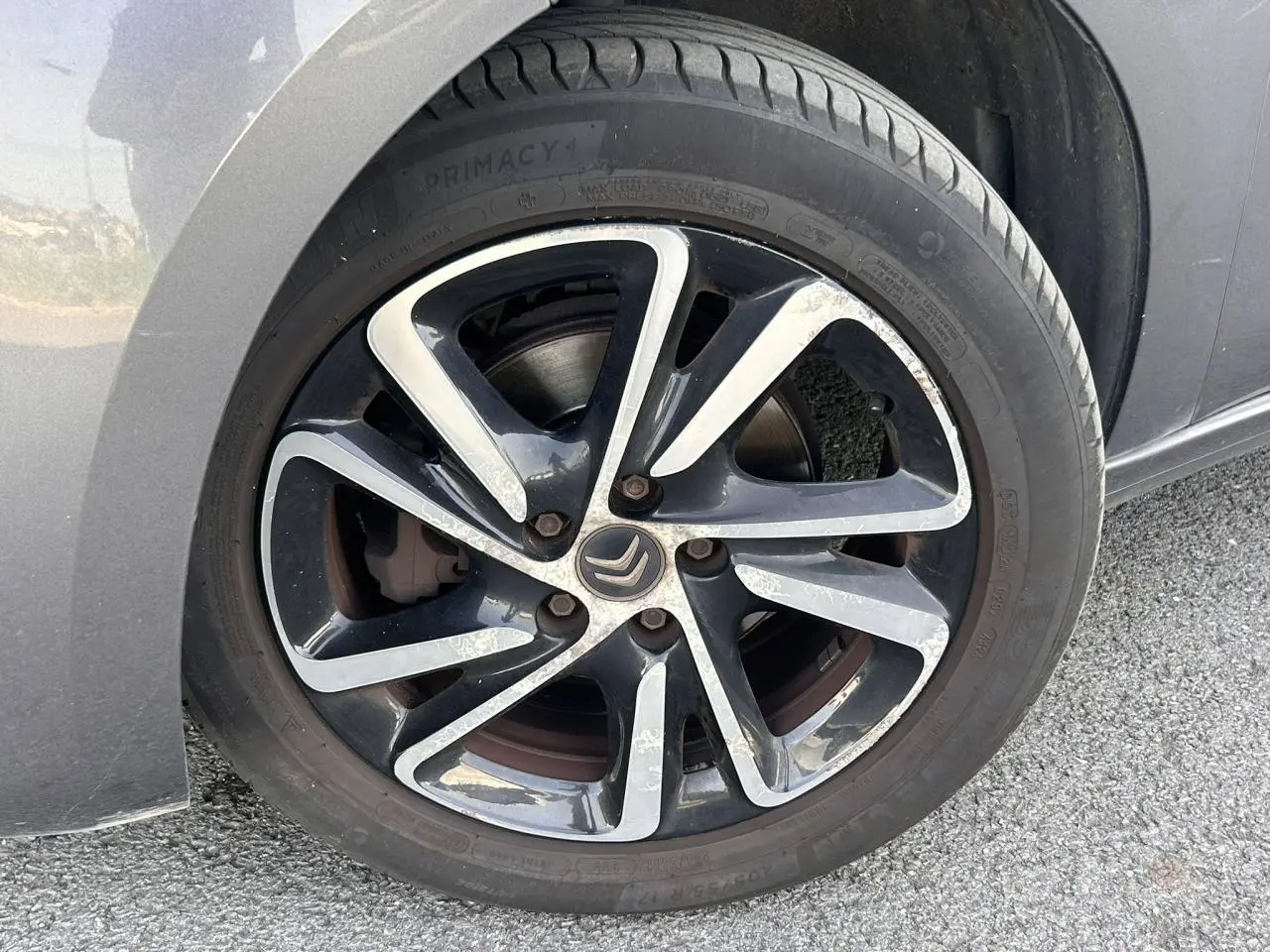 Gros plan sur la jante alliage bi-ton 17 pouces du côté avant droit du Citroën C4 Spacetourer gris Platinium.