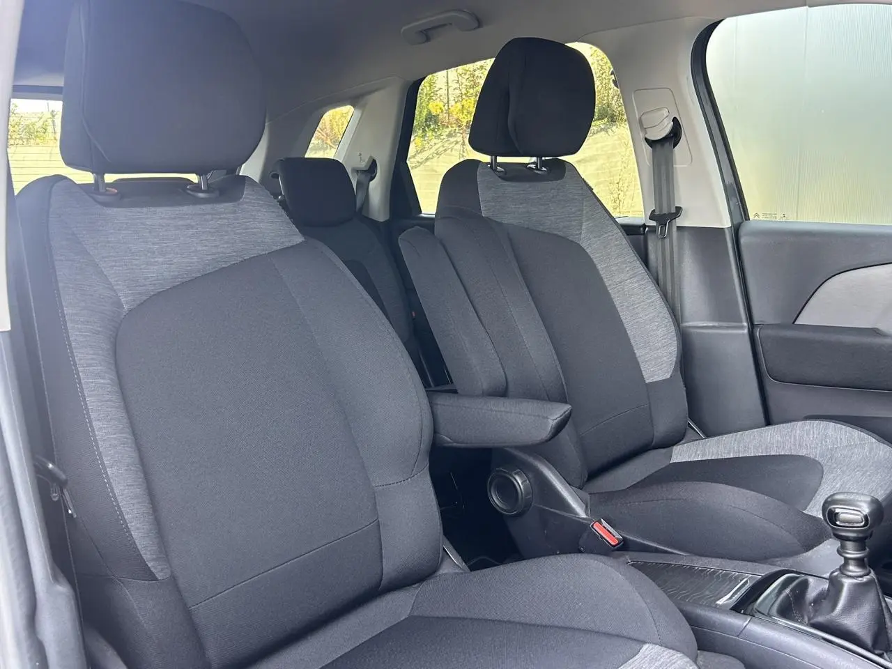 Vue intérieure côté droit montrant les sièges avant tissu gris Milazzo et accoudoir central du Citroën C4 Spacetourer 2019.
