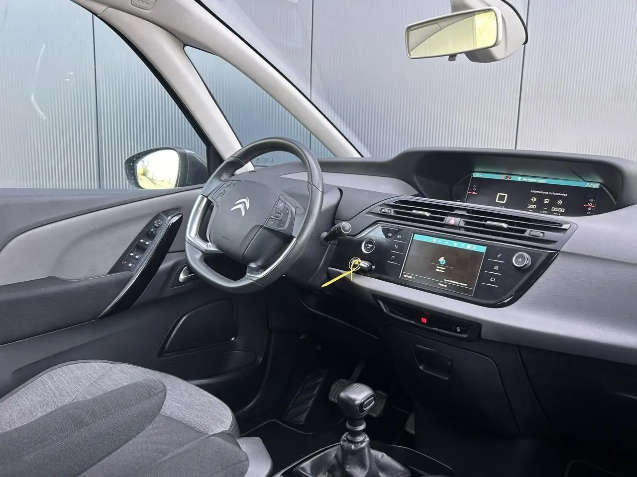 Vue intérieure côté conducteur du tableau de bord gris et volant Citroën de la C4 Spacetourer 2019.