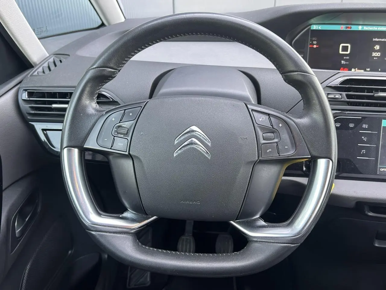 Volant cuir noir avec commandes intégrées et tableau de bord numérique de la Citroën C4 Spacetourer 2019.