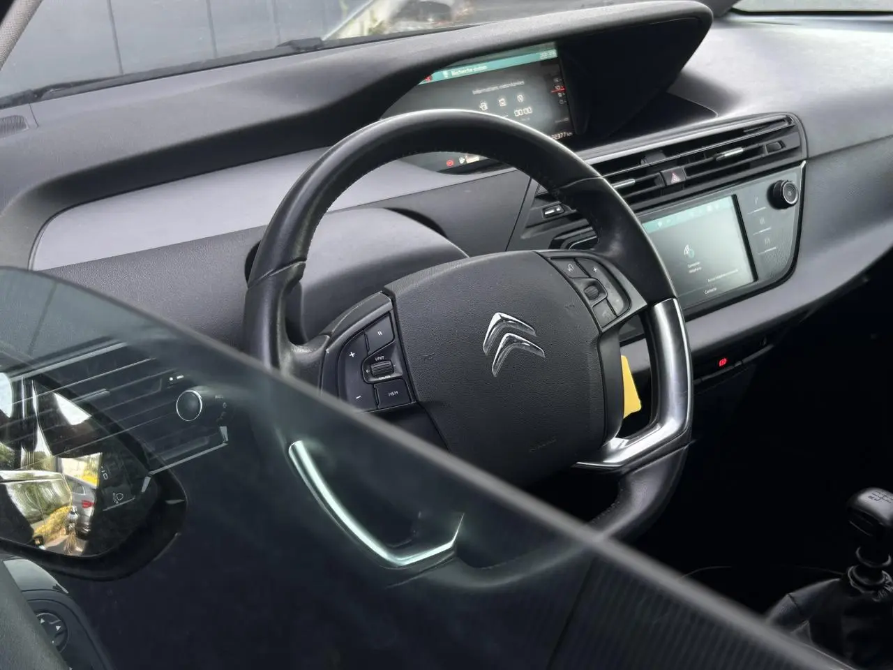 Vue intérieure côté conducteur du tableau de bord et volant cuir noir du Citroën C4 Spacetourer 2019.