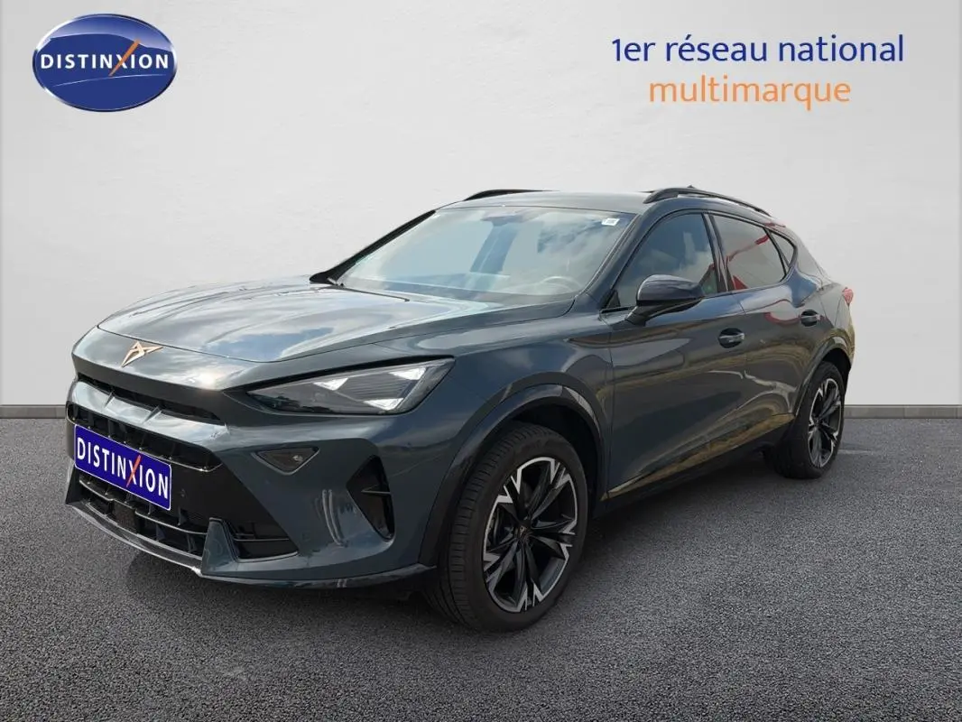 CUPRA Formentor gris foncé en 3/4 avant droit, avec jantes alliage noires et vitres surteintées.