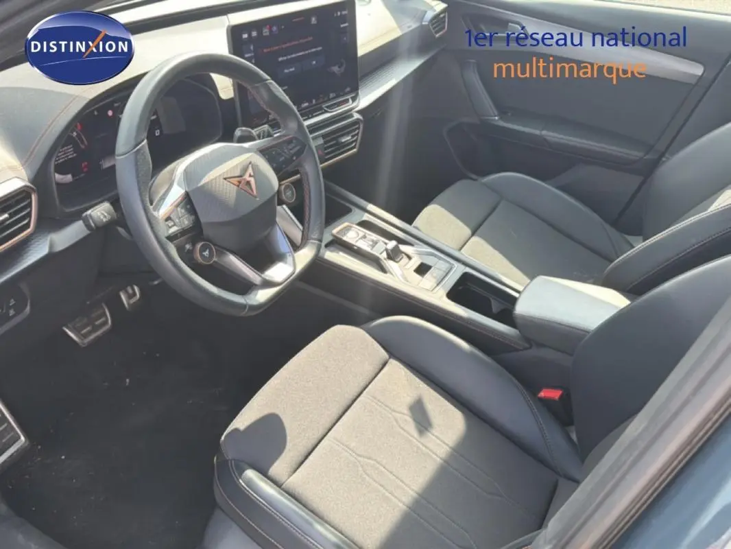 Vue intérieure côté conducteur du CUPRA Formentor 2025 gris foncé, avec volant multifonction et écran tactile central.