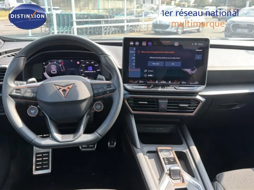 Vue intérieure frontale du cockpit numérique et volant de la CUPRA Formentor gris foncé avec écran tactile et commandes intégrées.