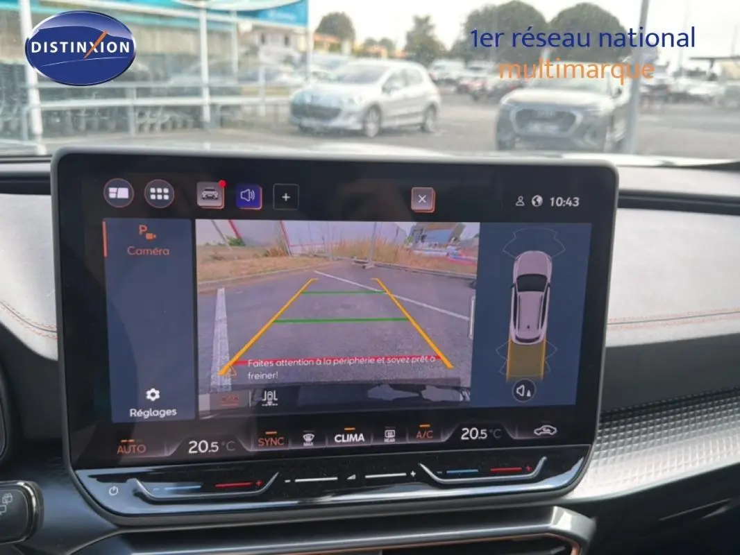 Écran tactile intérieur montrant la caméra de recul du CUPRA Formentor gris foncé, avec affichage des aides au stationnement.