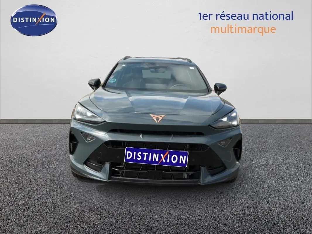 Vue frontale d'un CUPRA Formentor gris foncé 2025 avec calandre noire et logo cuivré distinctif.
