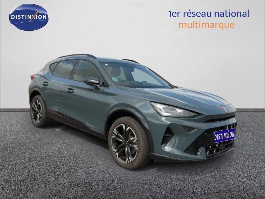 Vue 3/4 avant droit d’un CUPRA Formentor gris foncé avec jantes alliage 18 pouces et vitres surteintées.